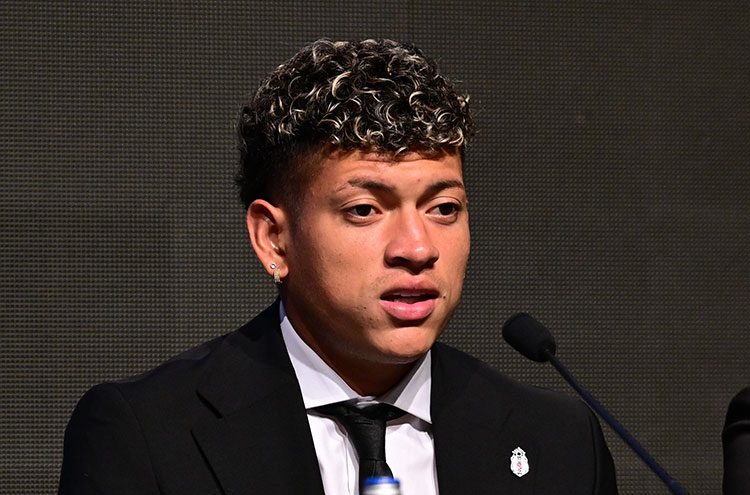 Beşiktaş, yeni transferler Keny Arroyo ve Elan Ricardo için imza töreni düzenledi