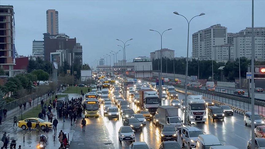 İstanbul'da haftanın ilk iş gününde trafik yoğunluğu yaşanıyor